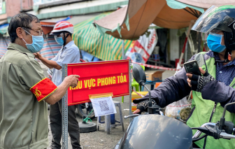 Chợ đóng đột ngột, nhiều người dáo dác tìm nơi mua thực phẩm