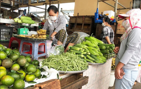 Nhiều chợ ở TPHCM tạm đóng cửa, thực phẩm tăng giá, khó mua