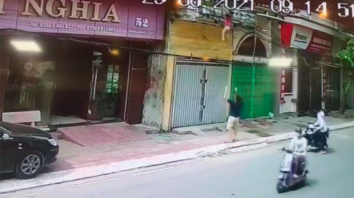 Thót tim cảnh người đàn ông đỡ bé gái rơi từ tầng 2