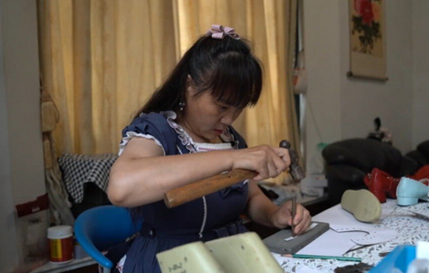 Người phụ nữ 55 tuổi sửa gần 3.000 đôi giày cho người khuyết tật