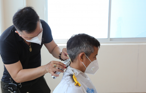 Giãn cách hơn 1 tháng, bệnh viện tổ chức hớt tóc tập thể cho y bác sĩ