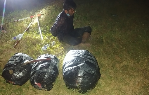 An Giang bắt giữ nghi phạm vác 20kg nghi cần sa khô qua biên giới