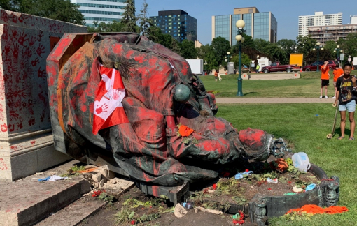 Tượng Nữ hoàng Victoria bị giật đổ ở Canada sau khi hàng trăm hài cốt trẻ em được phát hiện