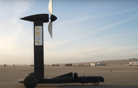 Youtuber thắng nhà khoa học nhờ chiếc xe chạy nhanh hơn gió