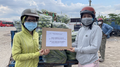 Hơn 5 tấn rau củ quả, 2 tấn gạo... từ Cần Thơ gửi tặng người dân TPHCM