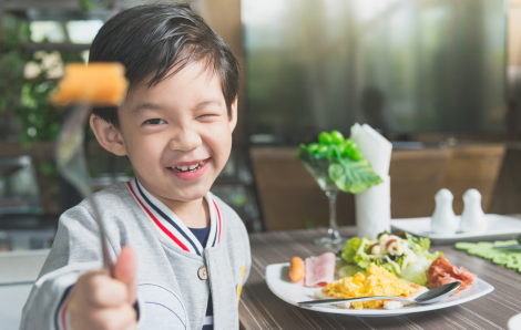 Thay vì bó gối, cứ duỗi chân ra