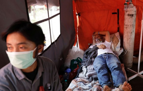 Bệnh viện quá tải, Indonesia dùng bãi đậu xe làm phòng cấp cứu