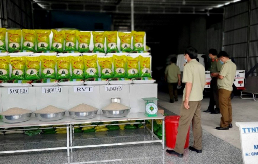 Sóc Trăng: phát hiện hơn 500 bao gạo nghi giả nhãn hiệu gạo ngon nhất thế giới