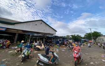 Chợ đầu mối Thủ Đức hối hả giải phóng hàng hóa trước giờ tạm dừng hoạt động