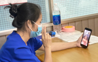 Bữa cơm ngọt ngào của điều dưỡng và con... qua điện thoại