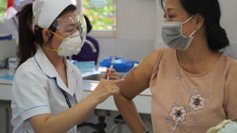 Mẹo tiêm vắc xin không biến chứng: Đừng tin!