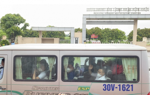 16 nhân viên y tế của Bệnh viện Bệnh nhiệt đới Trung ương lên đường chi viện TPHCM
