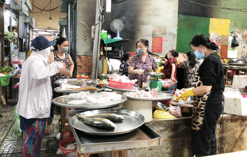 Người dân TPHCM bắt đầu hai tuần mua hàng giảm tiếp xúc