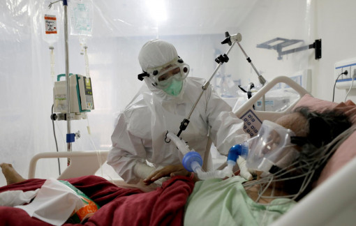 Thảm kịch COVID-19 ở Indonesia: Bác sĩ đối mặt với lựa chọn kinh hoàng sẽ cứu hay bỏ chết bệnh nhân