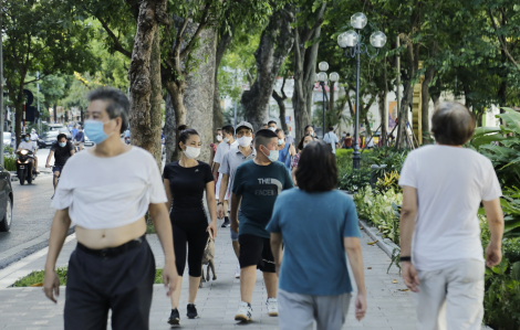 Bất chấp lệnh cấm, rất đông người dân Hà Nội vẫn ra đường tập thể dục