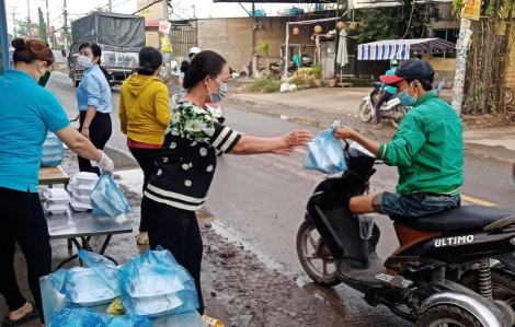 Hàng chục ngàn suất ăn thấm đẫm tình người