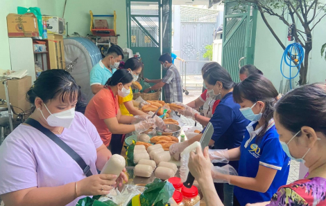 Hỗ trợ Hội Phụ nữ 1,5 tấn gạo và kinh phí thực hiện 500 suất ăn mỗi ngày trong 13 ngày phòng chống dịch