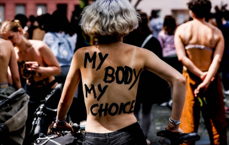 Phụ nữ Đức biểu tình vì không được để ngực trần nơi công cộng