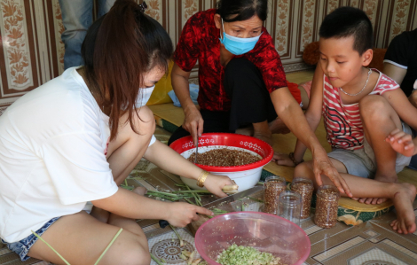 Người dân vùng rốn lũ Quảng Điền, Thừa Thiên - Huế rang muối sả gửi tặng bà con TPHCM, Đồng Nai