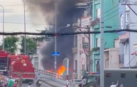Nhà dân bốc cháy kèm tiếng nổ lớn dưới chân cầu Chánh Hưng