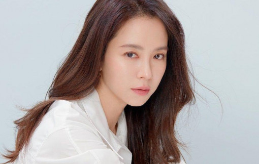 Song Ji Hyo ăn táo để chống lão hóa da