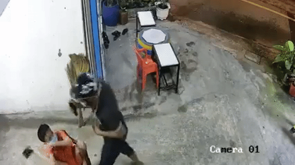 Clip: Thanh niên cầm bình xịt hơi cay cướp điện thoại của 2 cháu bé