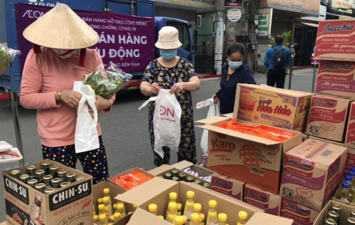 Người dân TPHCM đã có thể mua hàng thiết yếu tại các điểm bán lưu động