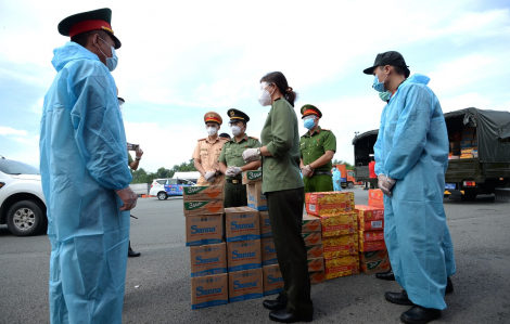Hỗ trợ 37,5 tấn gạo cùng nhiều nhu yếu phẩm cho các chiến sĩ công an nơi tuyến đầu chống dịch COVID-19