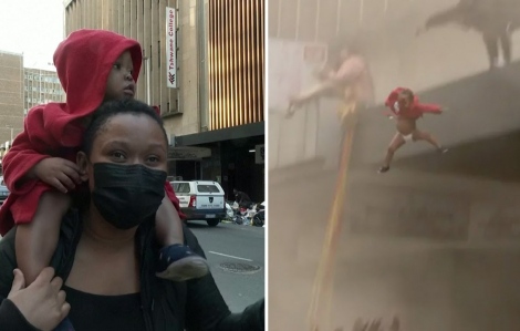 Người mẹ ở Nam Phi ném con nhỏ khỏi tòa nhà đang cháy, cứu sống con an toàn