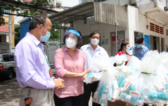 Lãnh đạo TPHCM thăm, động viên y, bác sĩ các khu cách ly và bệnh viện dã chiến