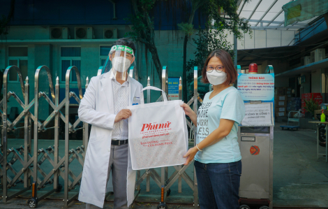 Báo Phụ Nữ trao tặng 20 máy đo nồng độ Oxy máu cho bệnh viện dã chiến