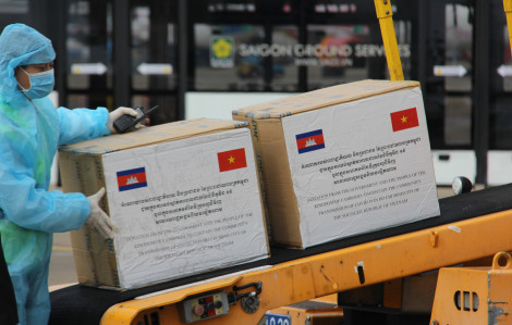 Chính phủ Hoàng gia Campuchia trao tặng TPHCM trang thiết bị phòng chống dịch COVID-19