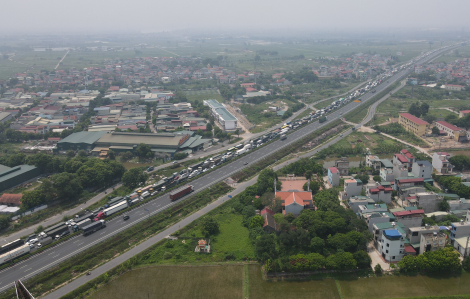 Cửa ngõ Hà Nội ùn tắc dài tại chốt kiểm soát COVID-19 cao tốc Pháp Vân - Cầu Giẽ