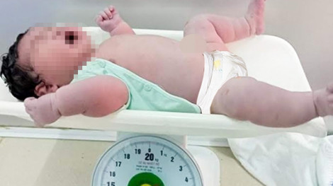 Bé gái ở Hà Tĩnh chào đời nặng 6,2kg