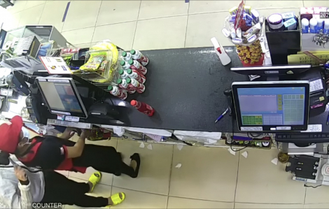 Clip nữ nhân viên cửa hàng tiện lợi bị kề dao cướp táo tợn ở Sài Gòn