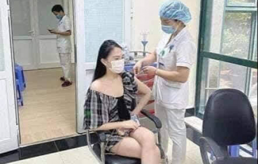 Vụ tiêm vắc xin COVID-19 nhờ "ông ngoại": Bệnh viện kỷ luật, điều chuyển công tác nhân viên y tế