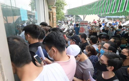 Hà Nội ra công văn hỏa tốc, chấn chỉnh sau vụ người dân chen chúc đi lấy mẫu COVID-19