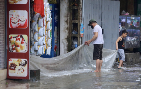 Đường phố Hà Nội mênh mông nước, dân “đắp đê" ngăn lũ