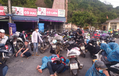 Người dân miền Trung chạy xe máy từ TPHCM về quê tránh dịch: Đói khát và mệt lả