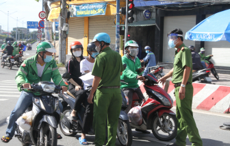 Sáng 26/7, hàng loạt shipper phải quay đầu xe vì giao hàng từ quận này sang quận khác