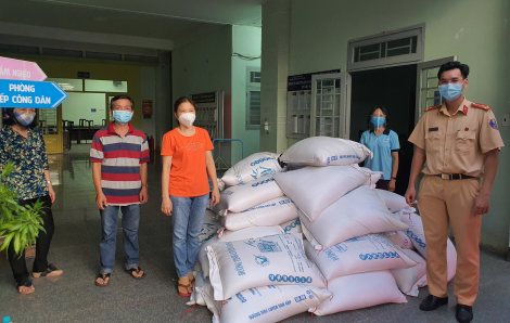 CSGT TPHCM tặng gạo, mì, rau, củ…cho người dân khó khăn