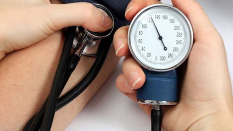 Vì sao huyết áp đang tăng bỗng dưng hạ?