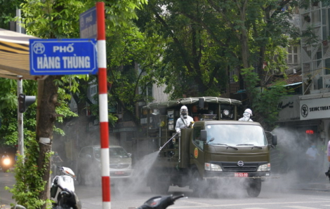 Xe đặc chủng phun khử khuẩn nhiều nơi trên đường phố Hà Nội
