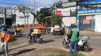 Đừng để người giao hàng “tự bơi” trong đại dịch