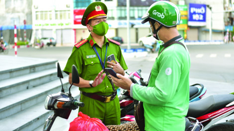 Hà Nội: Nhiều shipper bị phạt vì không đăng ký