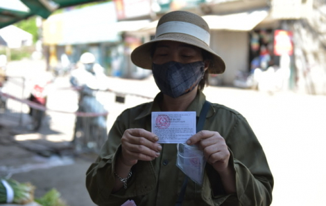 Hà Nội phát thẻ đi chợ cho dân