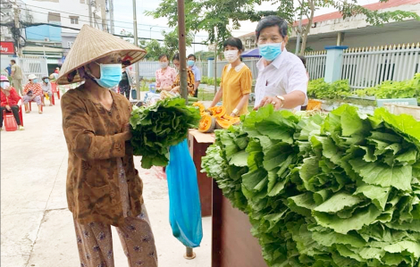 Tất bật để tiền, hàng đến kịp tay người dân lúc khó ngặt