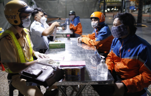 Tài xế bị phạt khi giao hàng sau 18g, Ahamove nói gì?