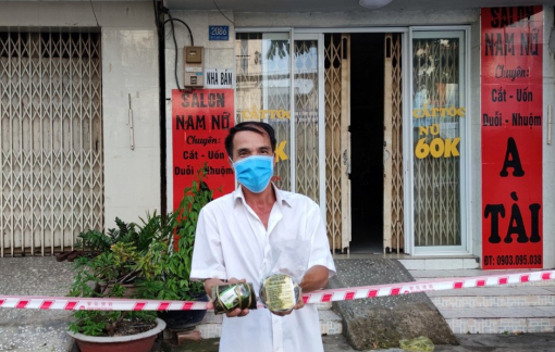 Đồng bào Hà Giang gói bánh chưng, làm giò chả tặng bà con TPHCM