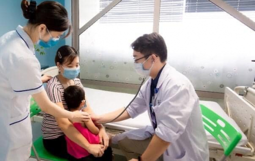 Tưởng ho thông thường, bé gái rò khí phế quản vì nuốt phải pin cúc áo
